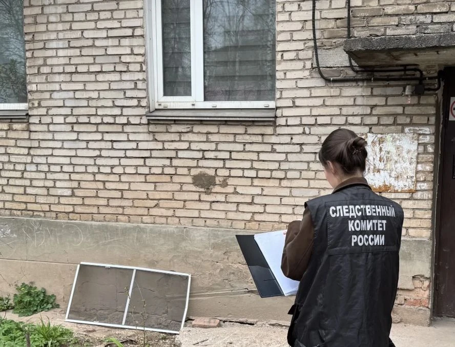 Вологжанку будут судить за падение сына из окна