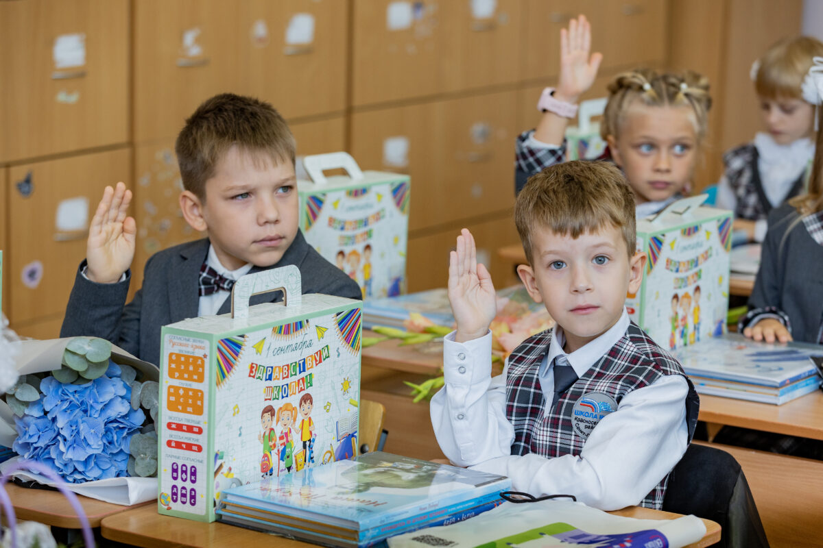 ученики на уроке в школе