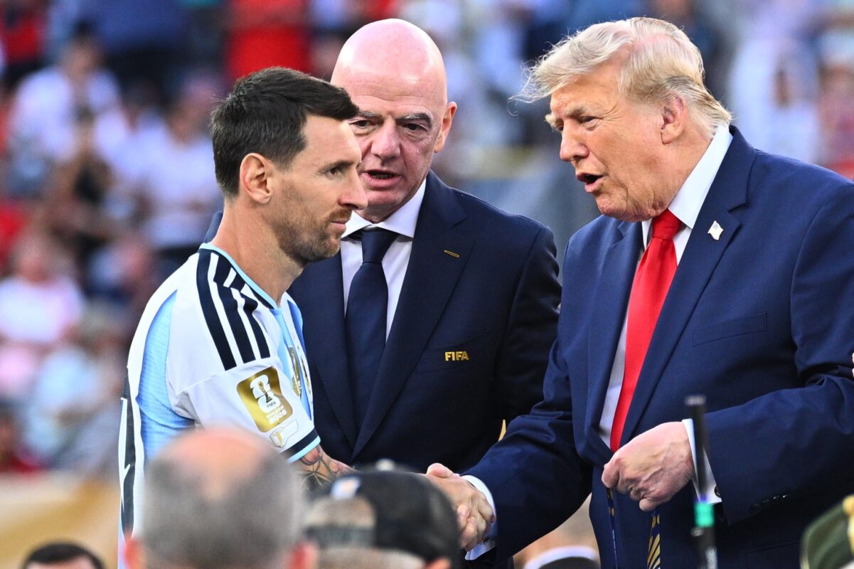 Дональд Трамп вручает серебряную медаль Лионелю Месси
