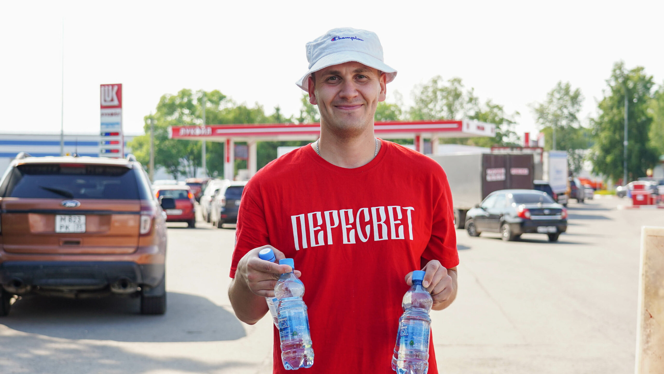 Более 80 волонтёров дежурят на автозаправках Вологды