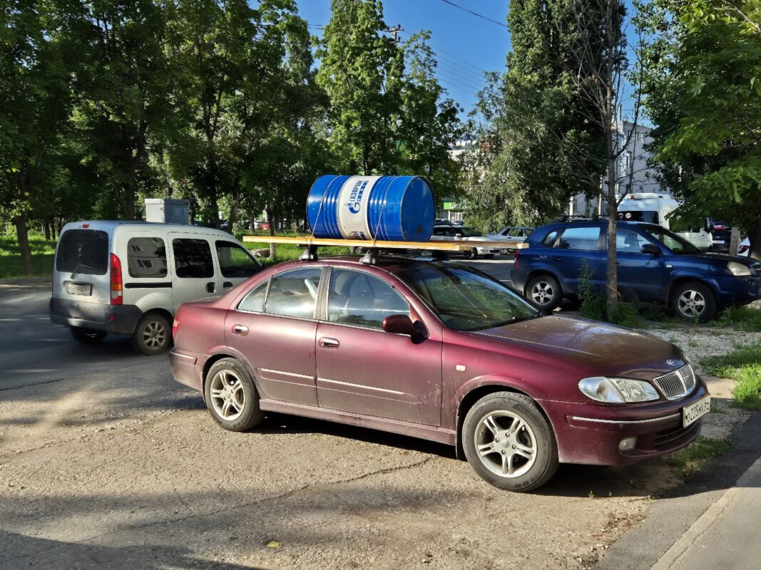 Машина с бочкой бензина на крыше