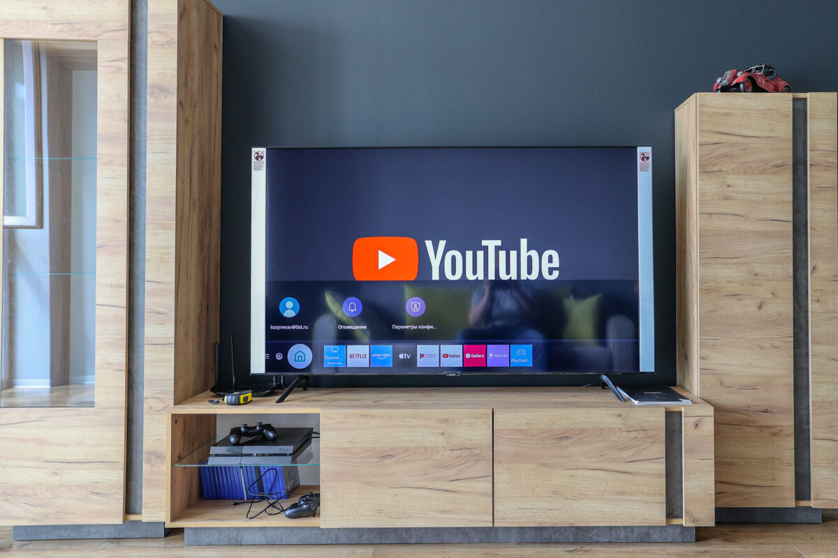телевизор, заставка YuoTube