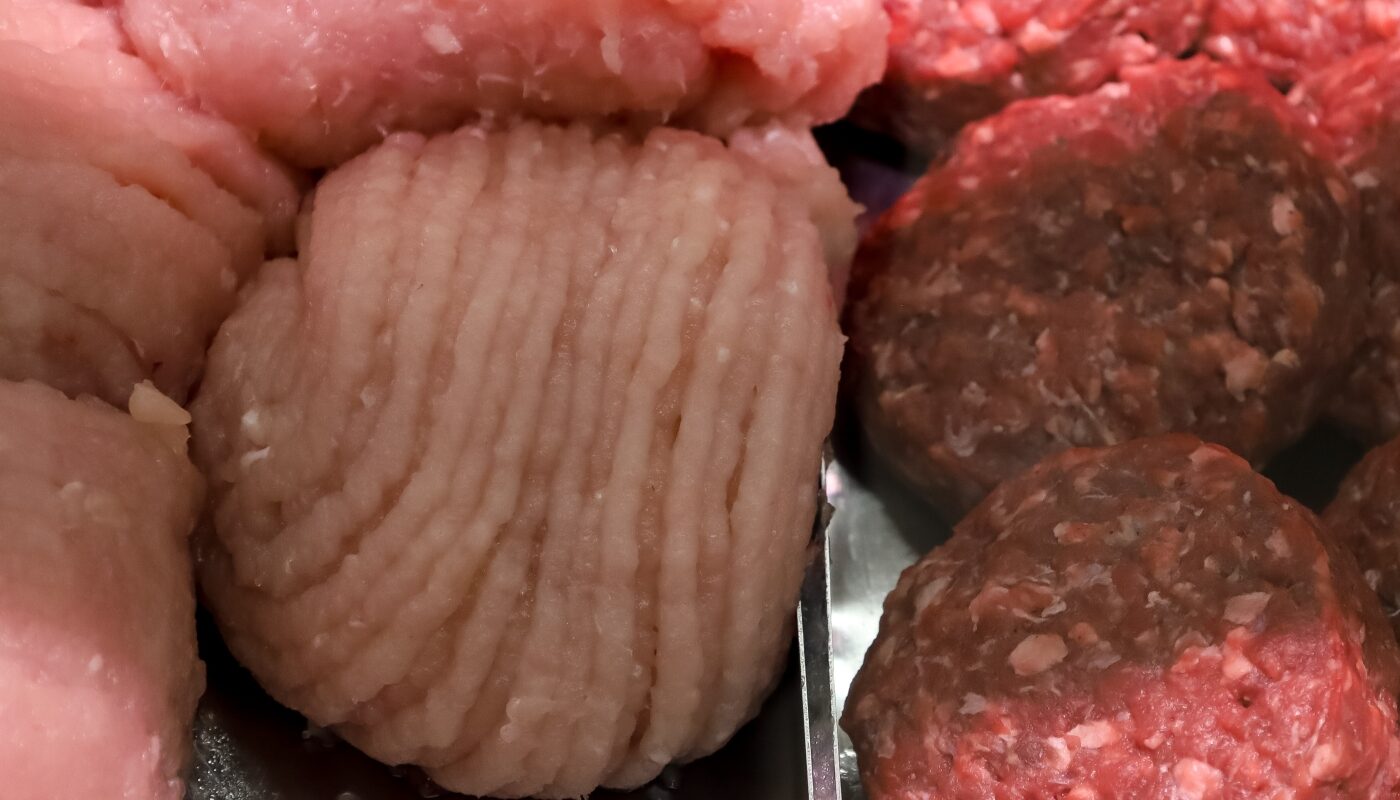 мясной фарш на прилавке