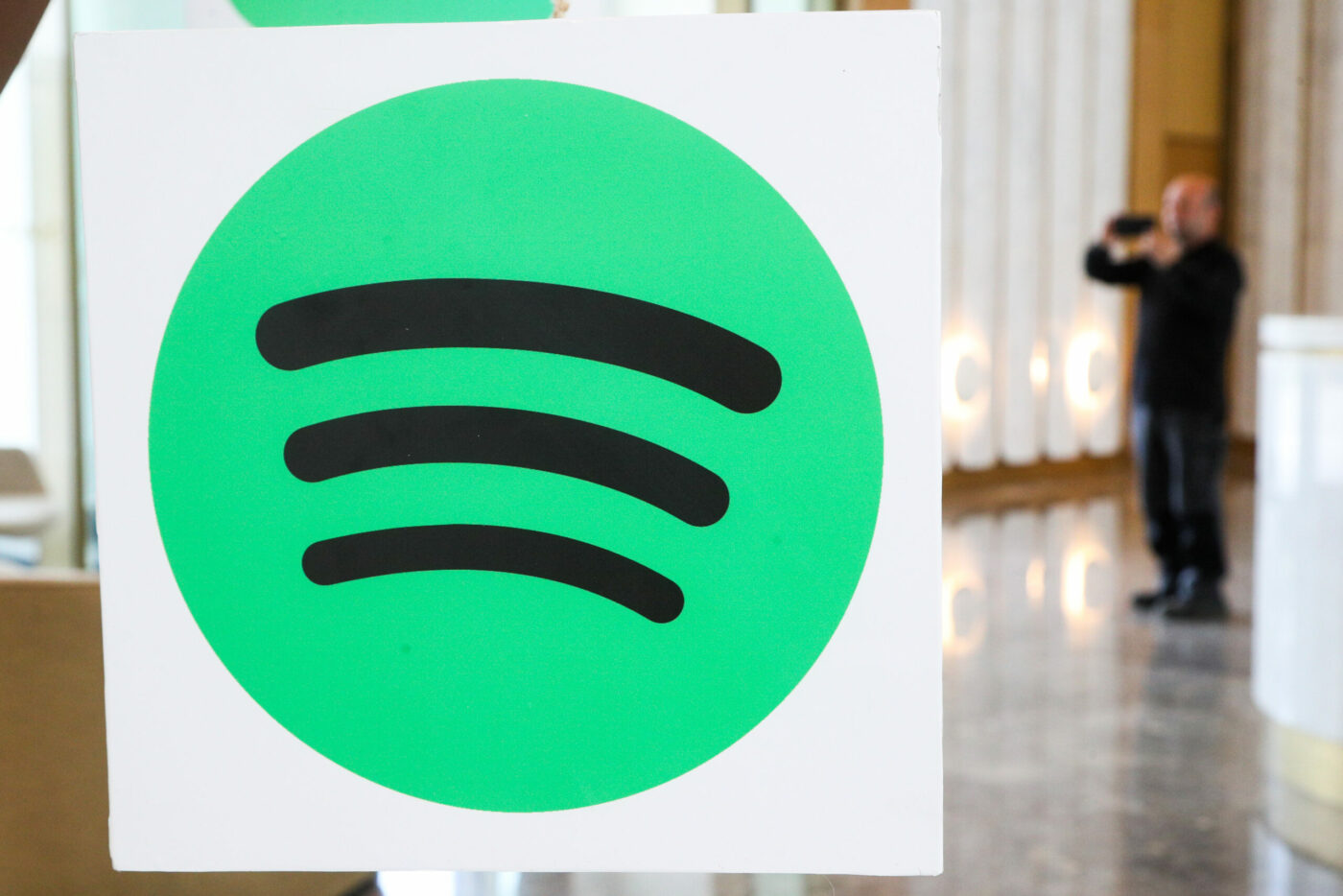 Spotify исключил ИИ-контент из системы автоматических рекомендаций