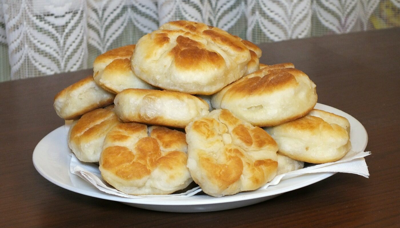 ленивые беляши на тарелке
