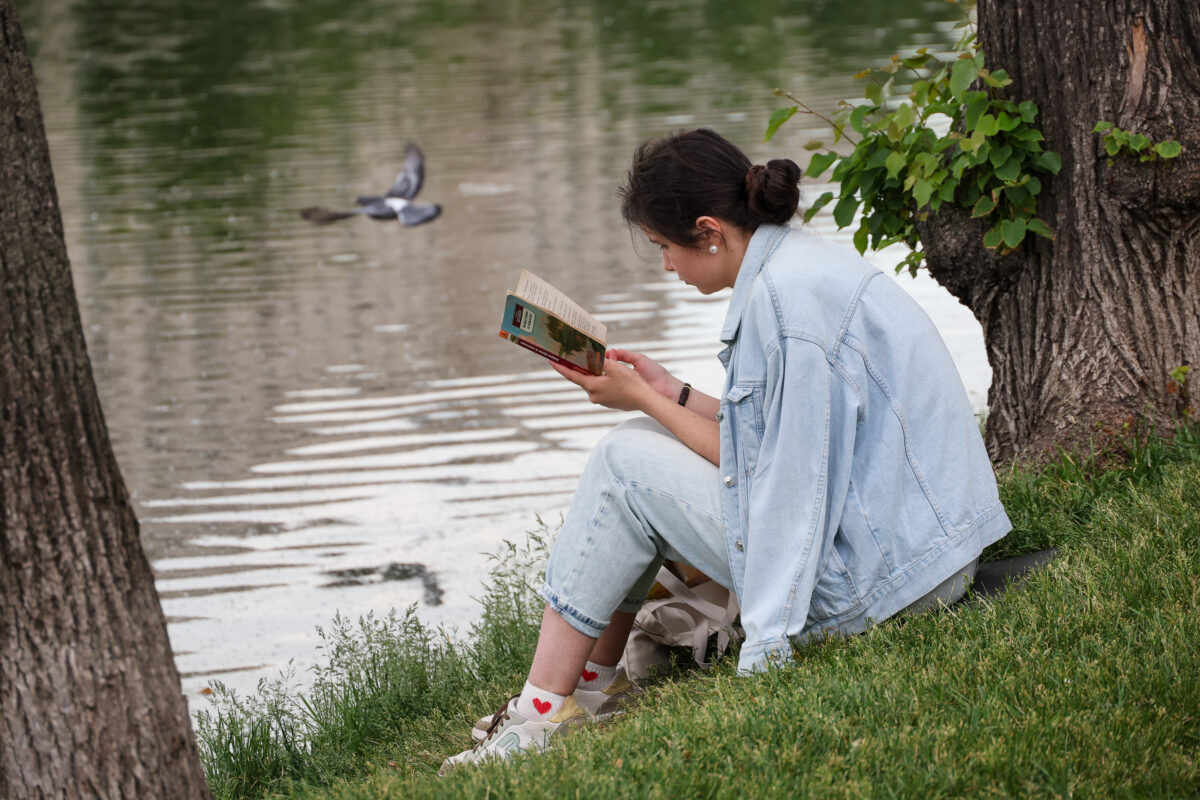 человек читает книгу