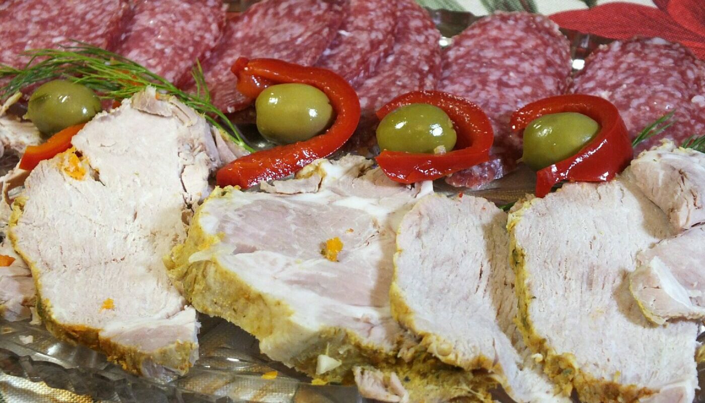 Мясные деликатесы на блюде