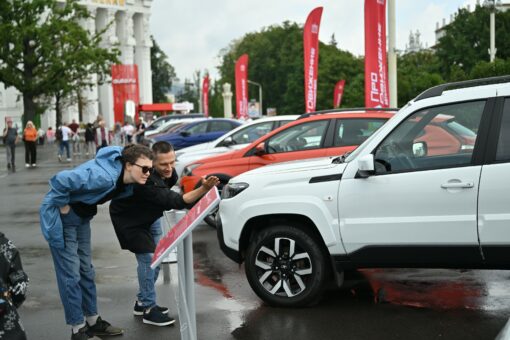 «Это не меркантильность!»: эксперт объяснил, почему женщины ищут себе партнеров с автомобилем