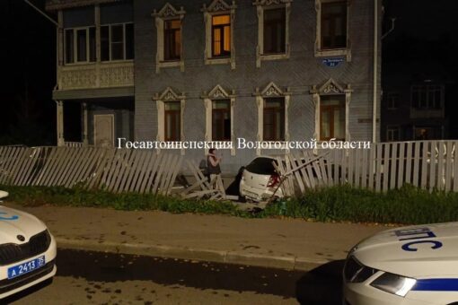 Машина протаранила деревянный дом в Вологде