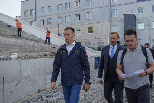 Подрядчик устанавливает кресла на Восточной трибуне стадиона «Динамо» в Вологде