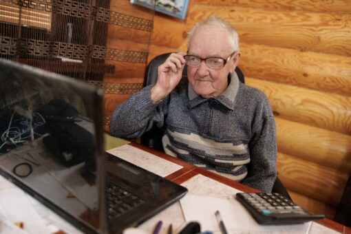 Кому из пенсионеров 70+ заморозят выплаты с ноября