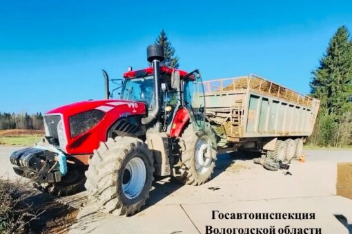 В Вологодской области мотоцикл врезался в трактор
